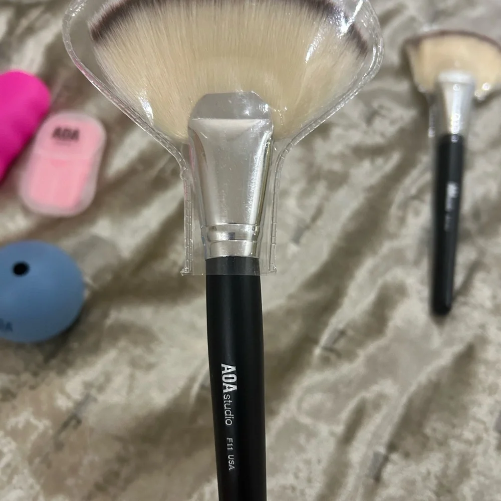 Makeup fan brush set